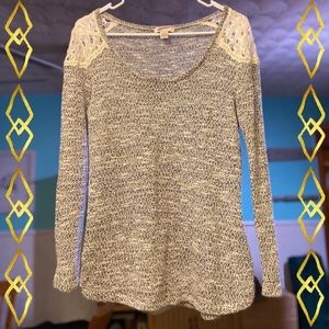 Long sleeve sweater.